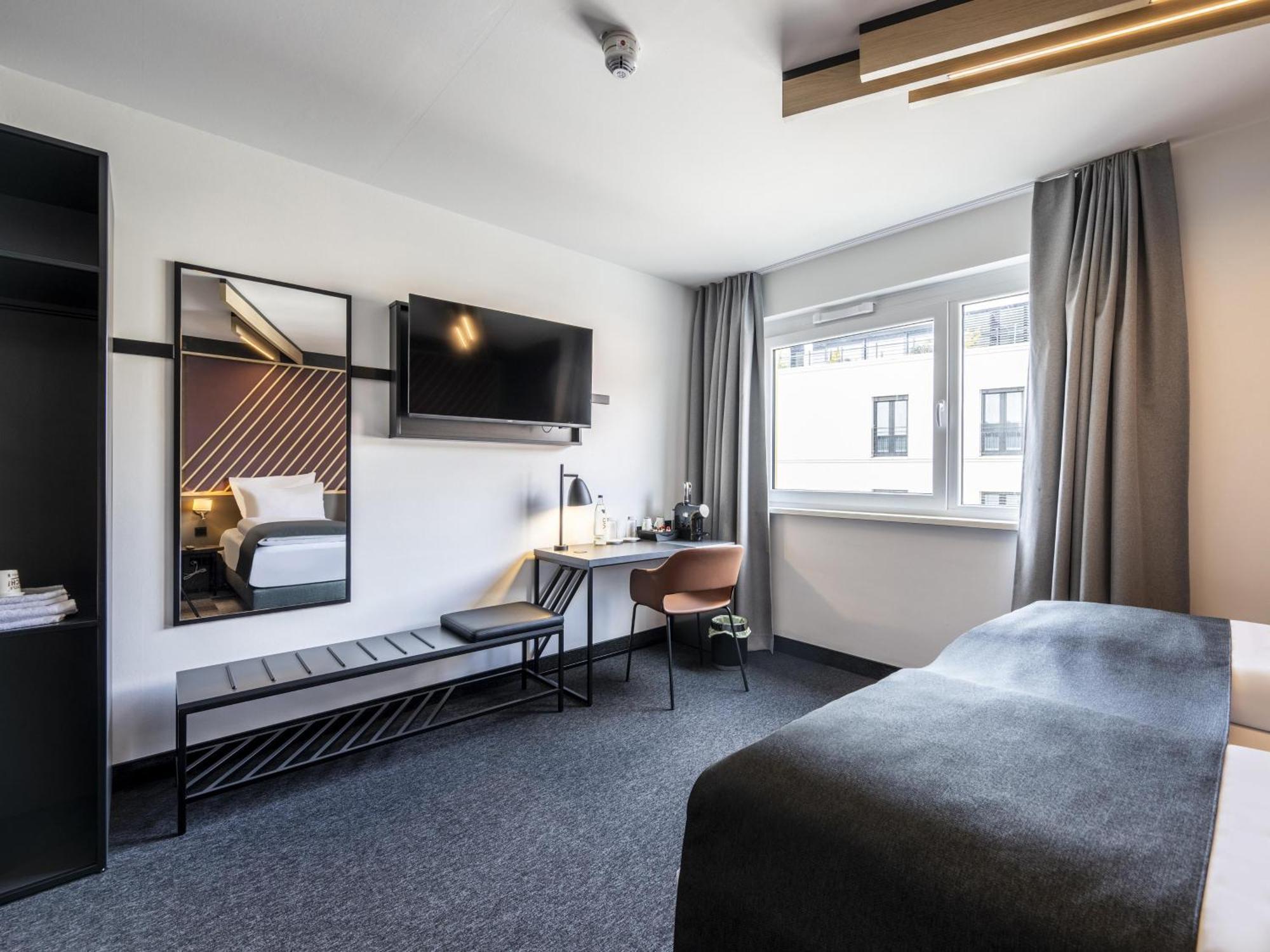 B&B Hotel Schweinfurt-City Bagian luar foto